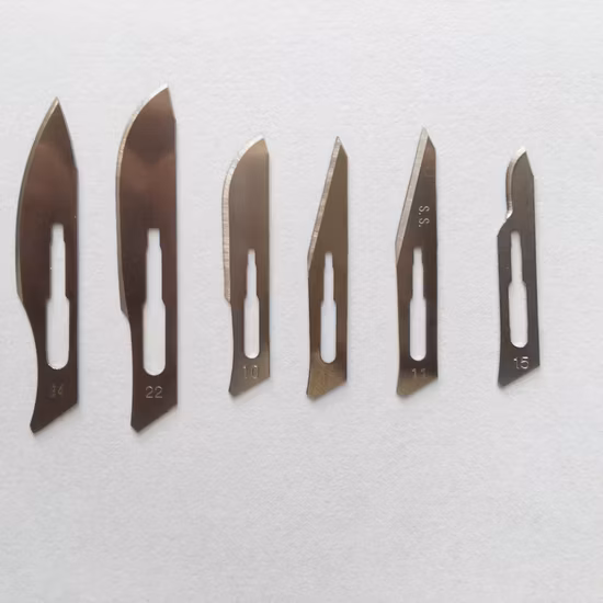 Chirurgische Klinge aus rostfreiem Stahl mit scharfer Spitze